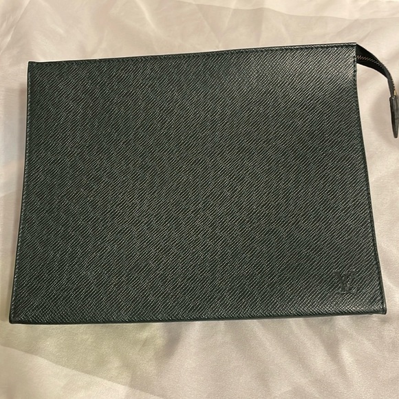 Louis Vuitton pouch in hunter green W/ COA - Picture 1 of 9